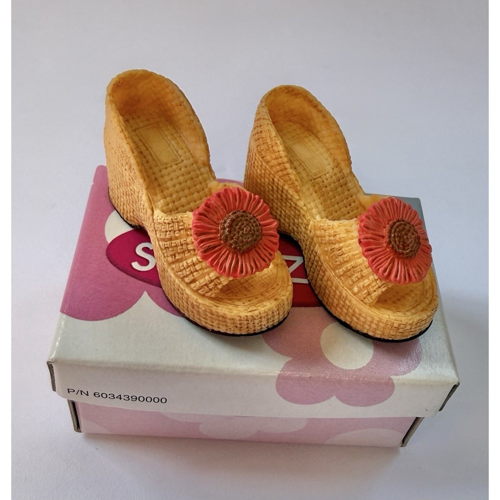 Hasbro Shoezies Wicker Daisy Sandals Steppin Lively 2000 Finger Shoes W/Box